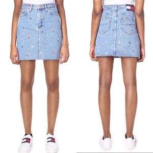 TOMMY Hilfiger-90’s Inspired Logo/Spell Out Back Tag Raw Hem Skirt (Size:26)